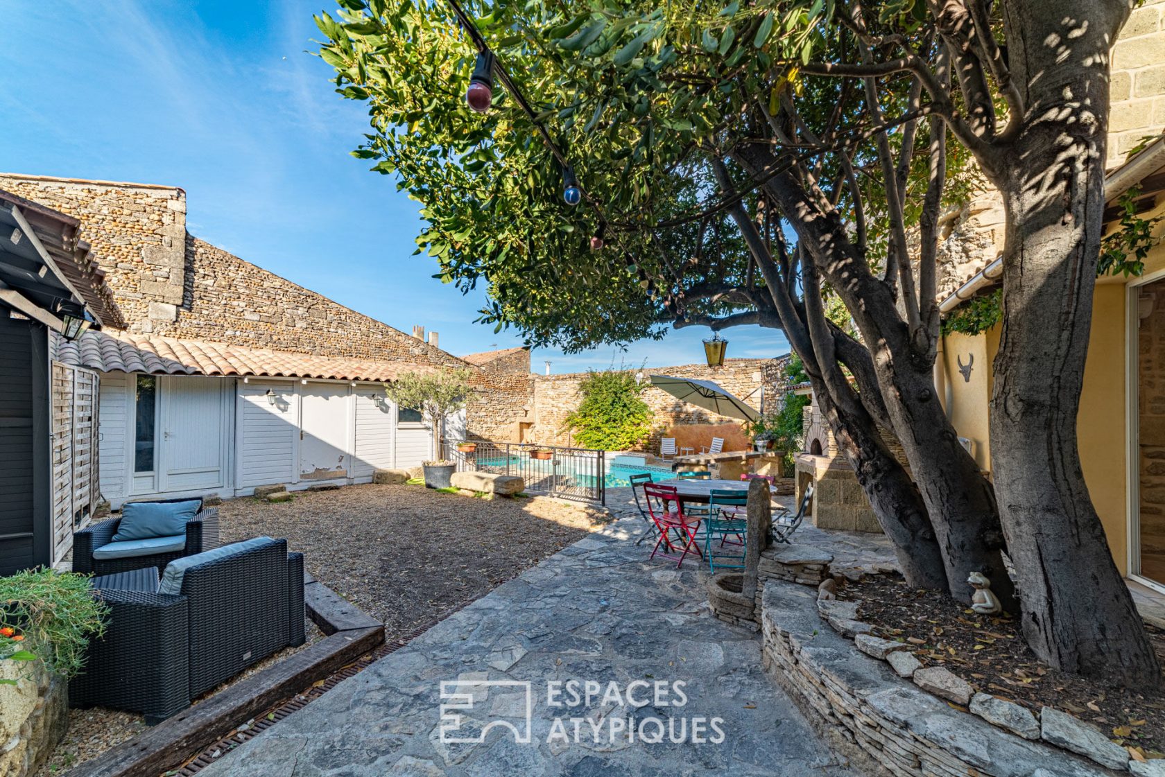 Maison de charme rénovée en pierre avec piscine