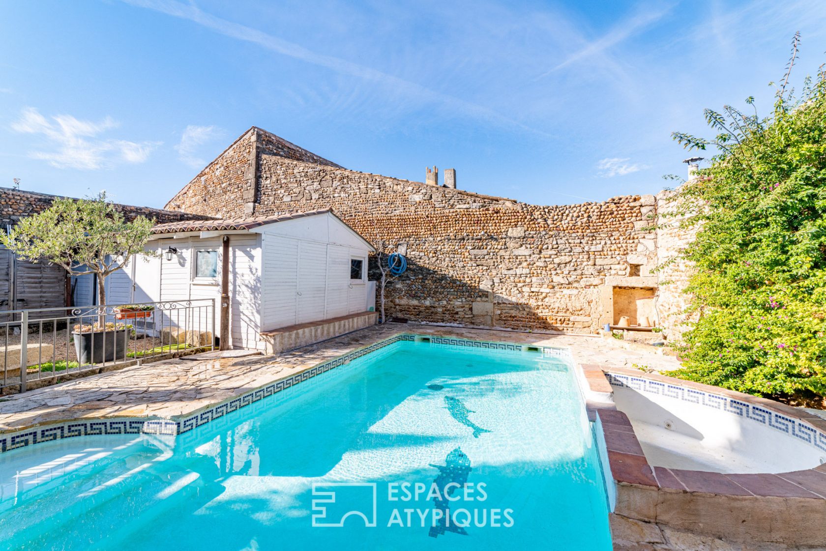 Maison de charme rénovée en pierre avec piscine