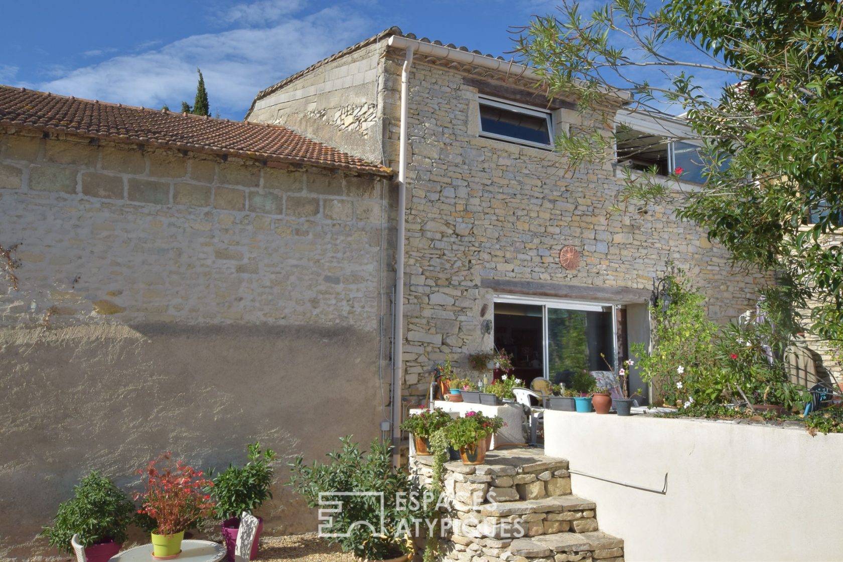 Large family house and its independent apartment