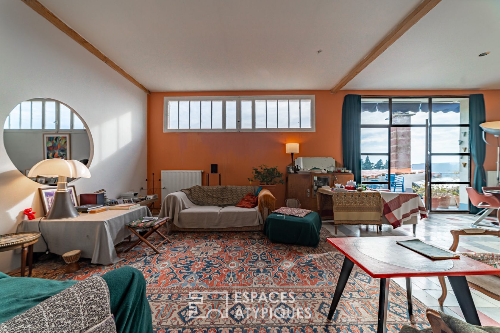 Apartment rehabilitated in a former factory and its artist’s studio