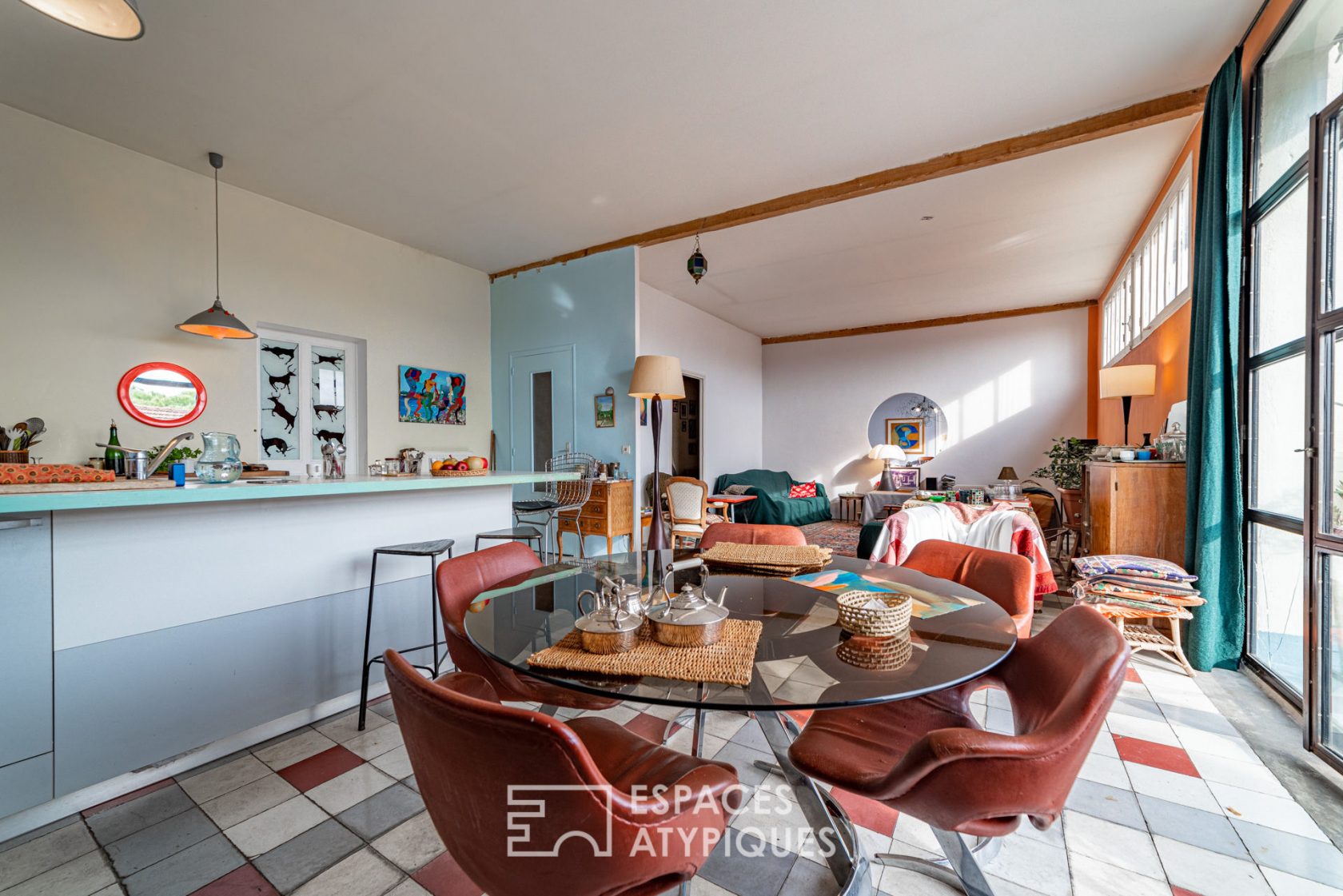 Apartment rehabilitated in a former factory and its artist’s studio
