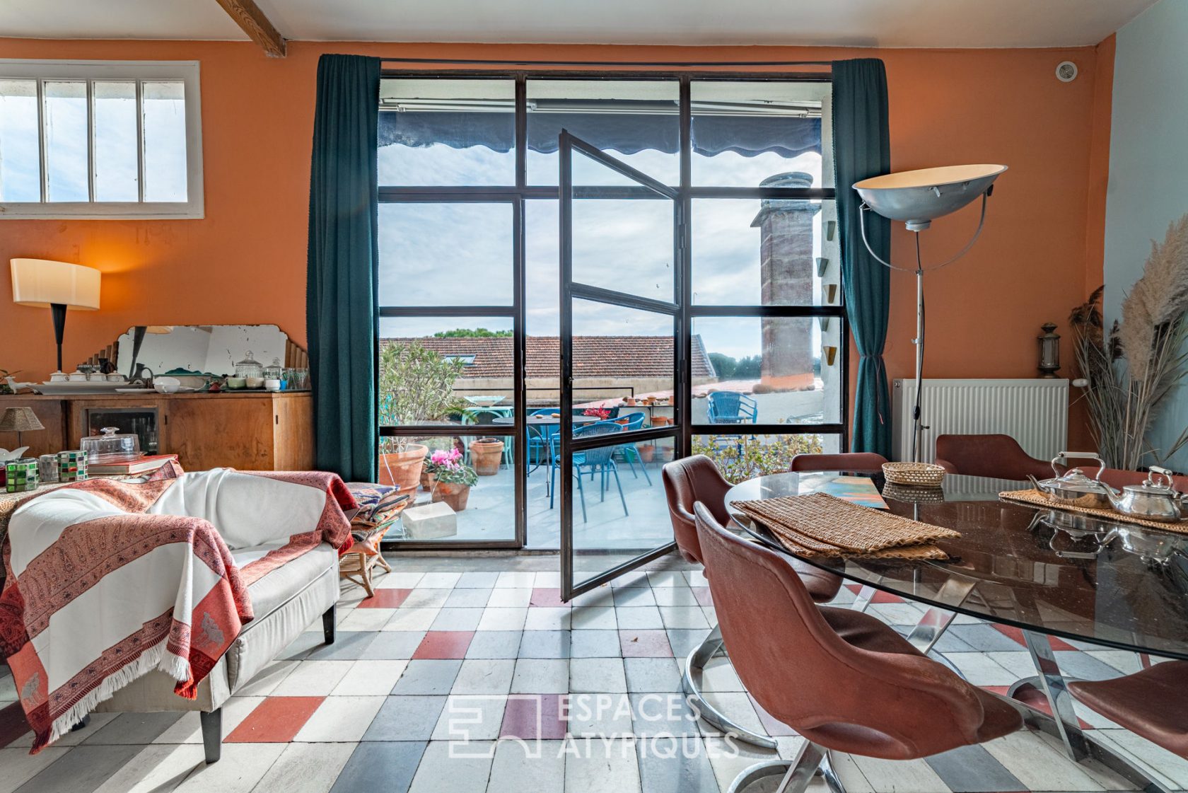 Apartment rehabilitated in a former factory and its artist’s studio