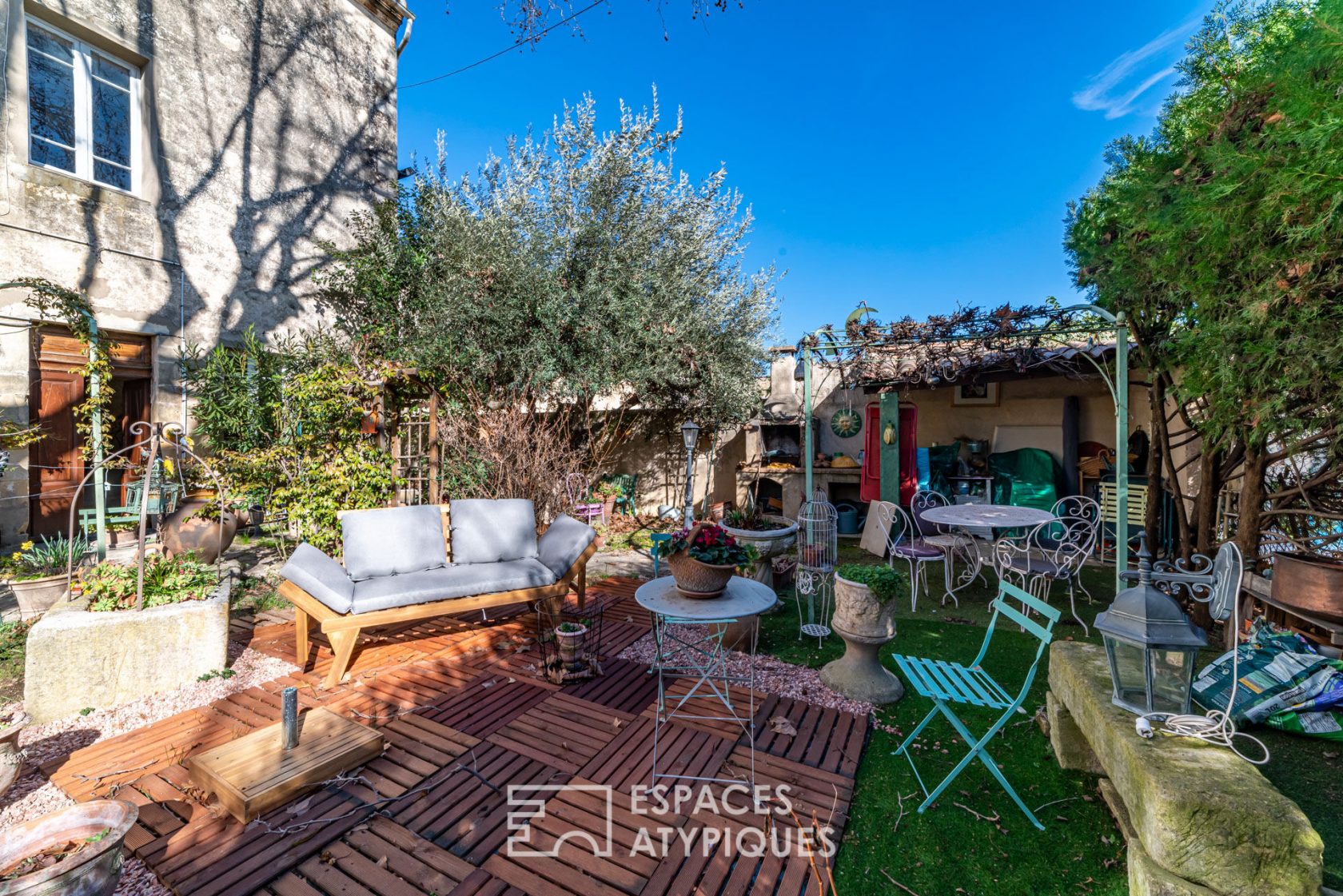Bright apartment and its garden