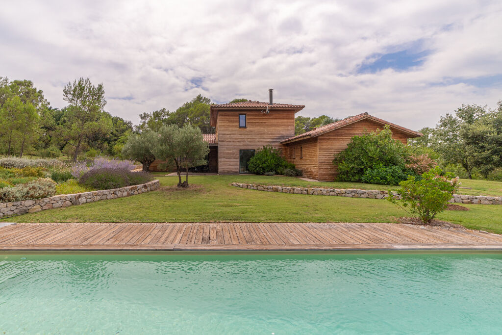 Villa d’architecte en écrin naturel