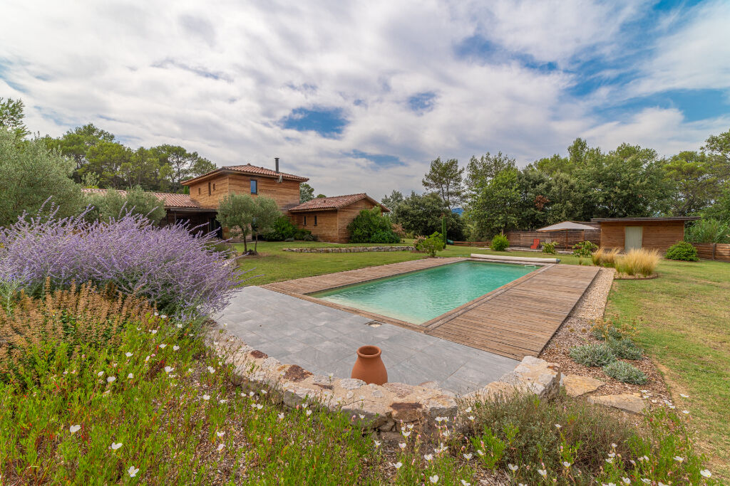 Villa d’architecte en écrin naturel