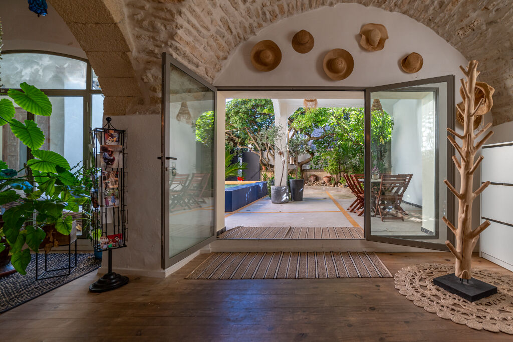 Large charming house with swimming pool