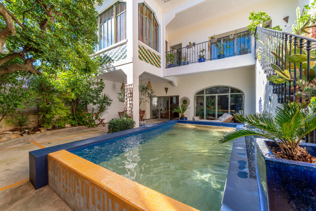 Large charming house with swimming pool