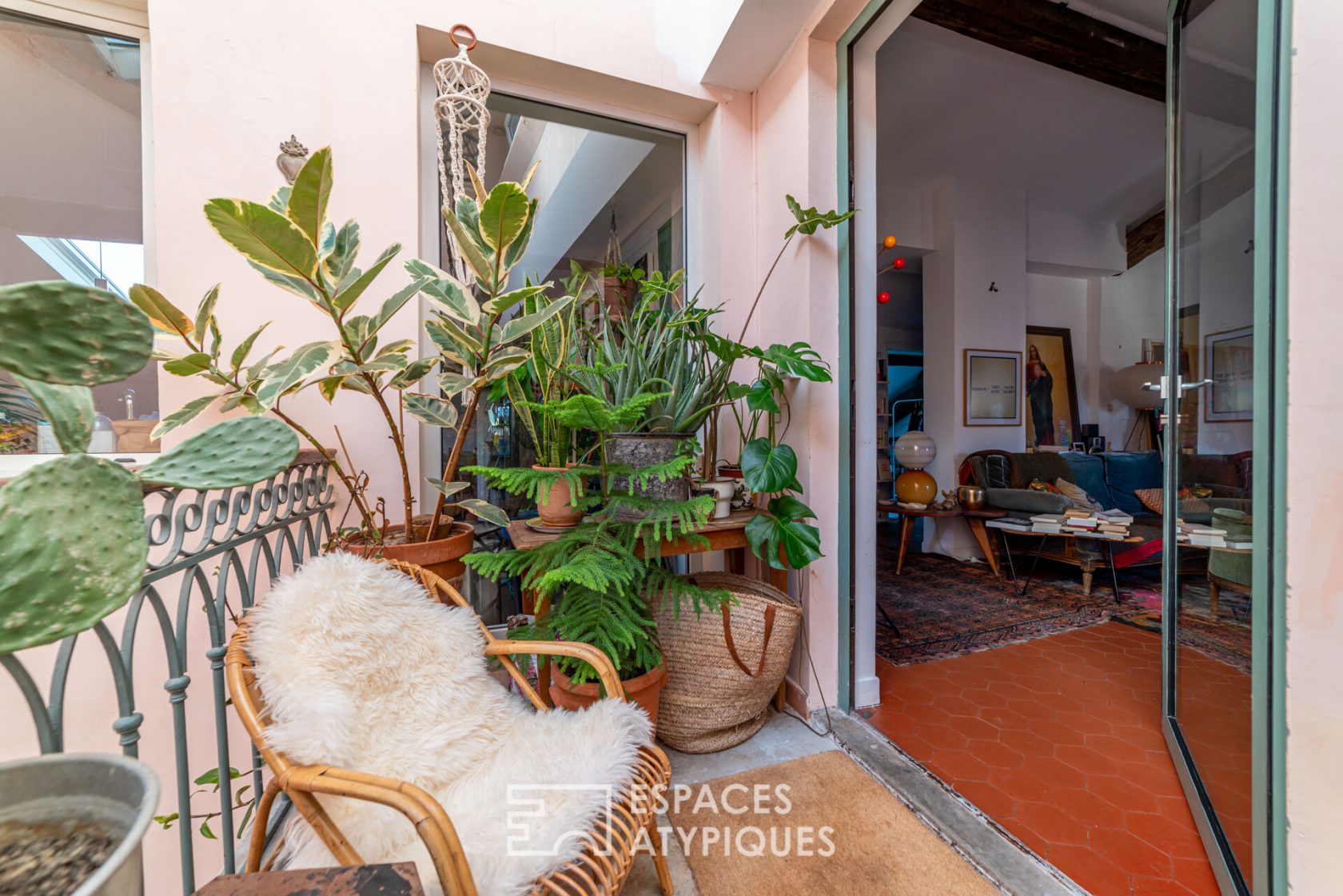 Apartment with terrace at the quais de la Fontaine
