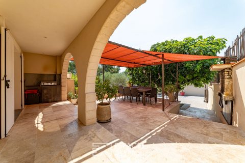 Spacious villa with swimming pool