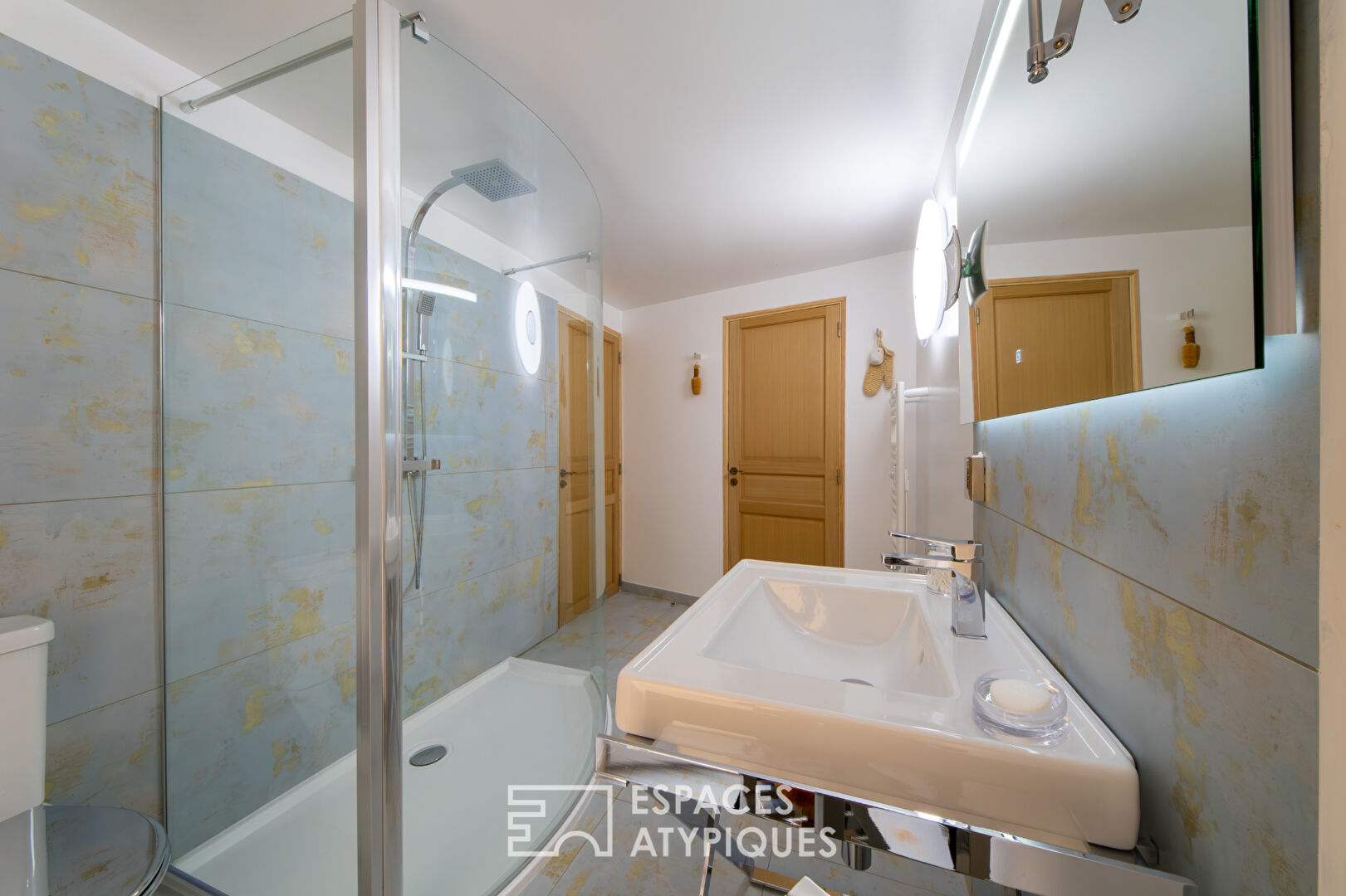 A bright cocoon with a roof terrace and garage near Uzès