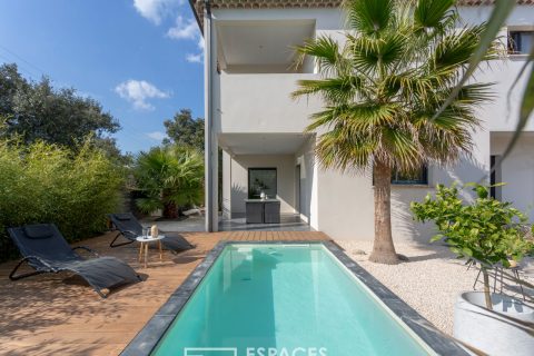 Spacieuse villa aux lignes contemporaines à deux pas d’Uzès