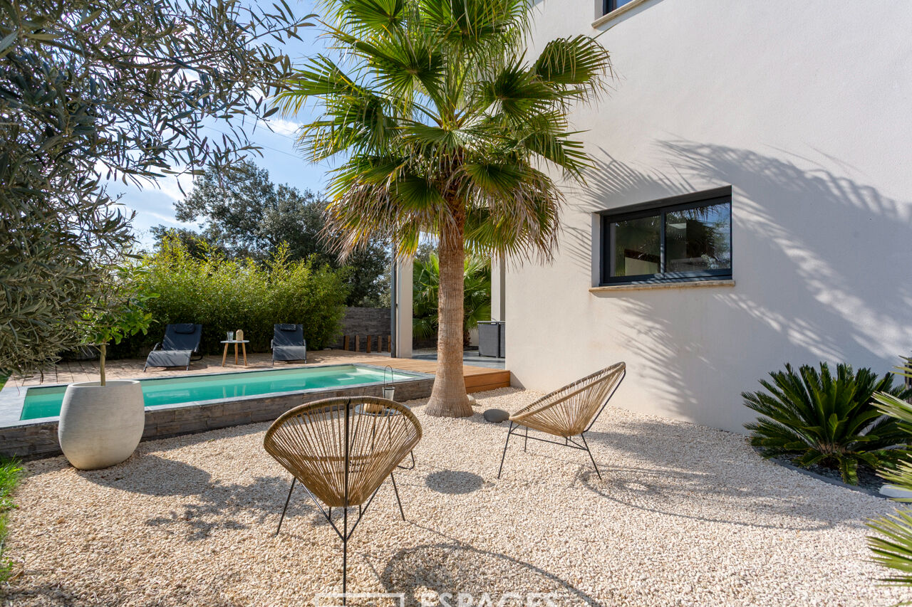 Spacieuse villa aux lignes contemporaines à deux pas d’Uzès