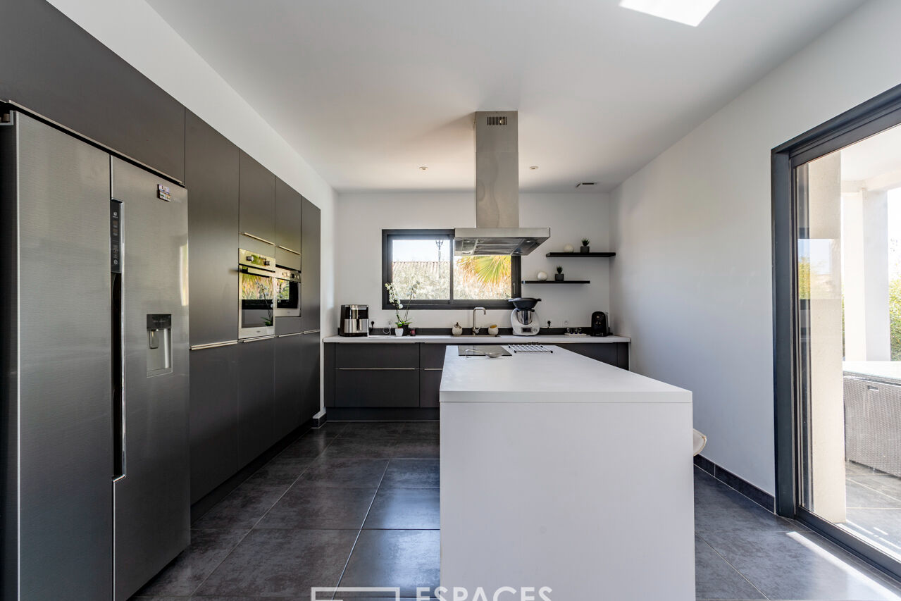 Spacieuse villa aux lignes contemporaines à deux pas d’Uzès