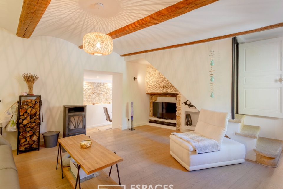 Pierres et lumière : l'âme d'une maison de village proche d'Uzès