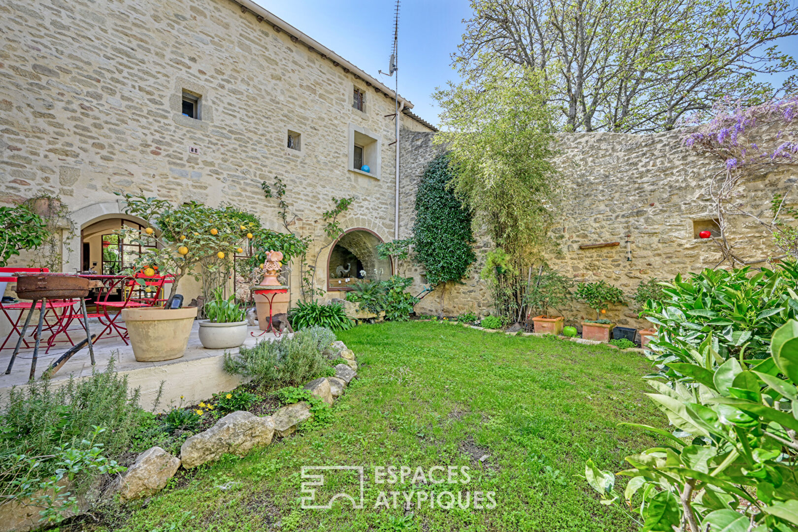 Chaleureuse maison meublée en coeur de village avec jardin