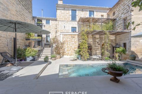 Caractère et panorama : maison ancienne avec piscine proche Uzès