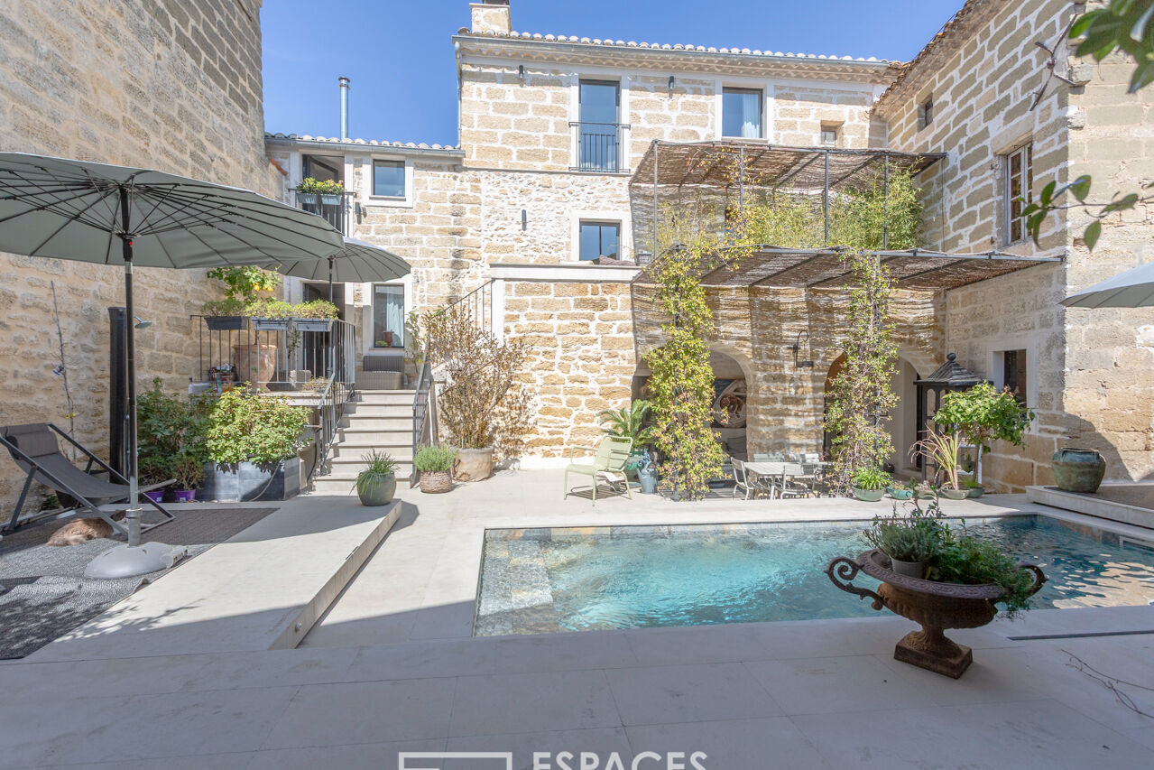 Caractère et panorama : maison ancienne avec piscine proche Uzès