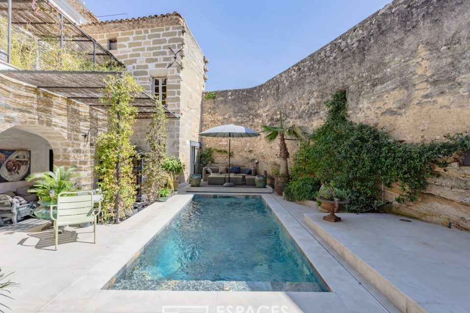 Caractère et panorama : maison ancienne avec piscine proche Uzès