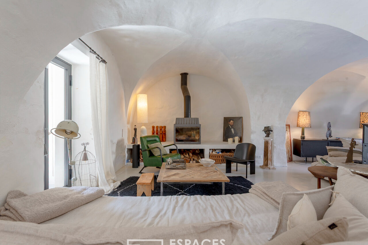 Caractère et panorama : maison ancienne avec piscine proche Uzès