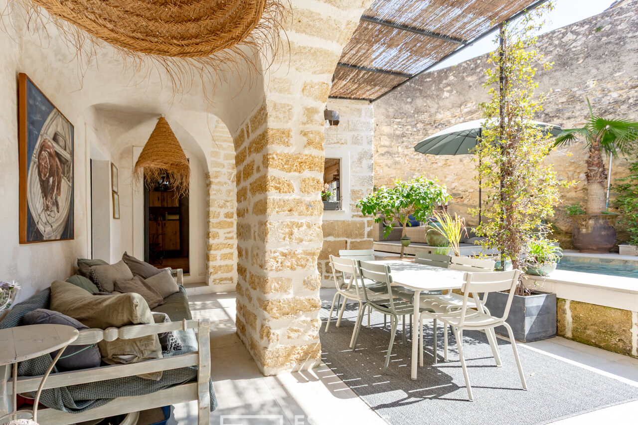 Caractère et panorama : maison ancienne avec piscine proche Uzès