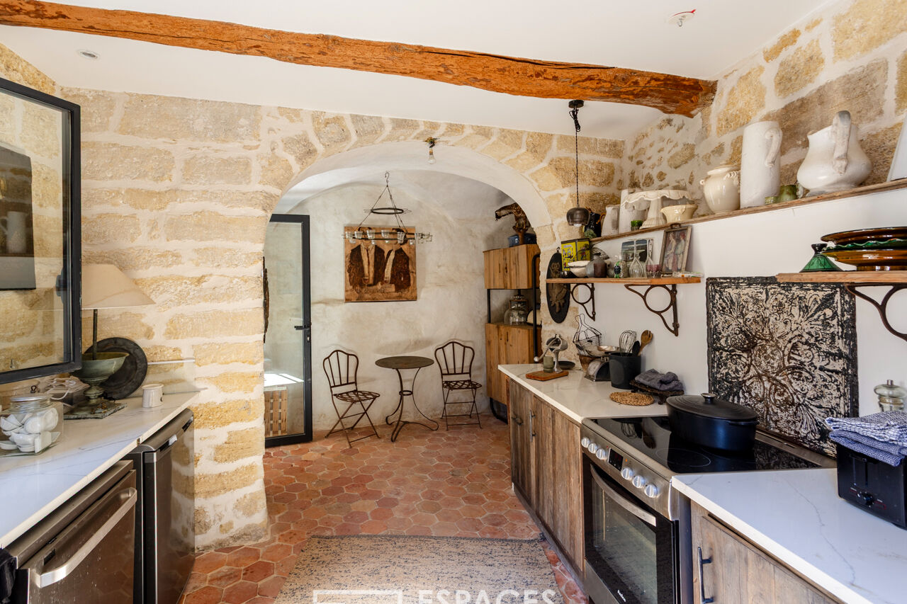 Caractère et panorama : maison ancienne avec piscine proche Uzès