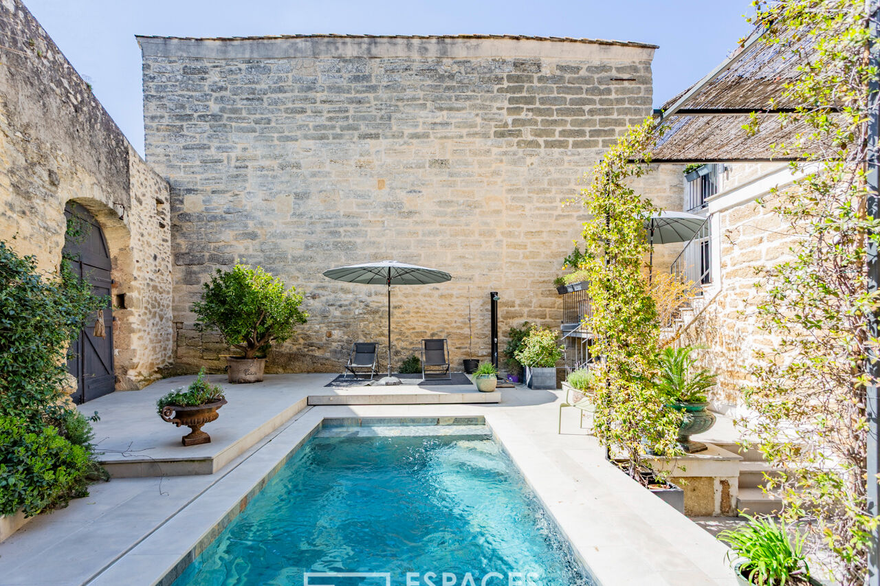 Caractère et panorama : maison ancienne avec piscine proche Uzès