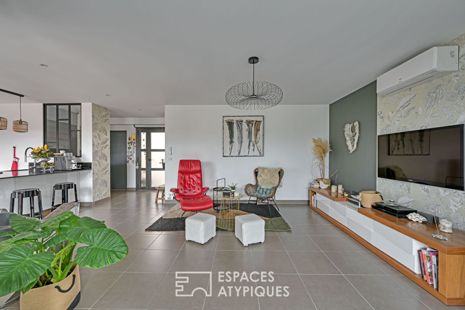 Maison contemporaine au calme, en plein coeur de village