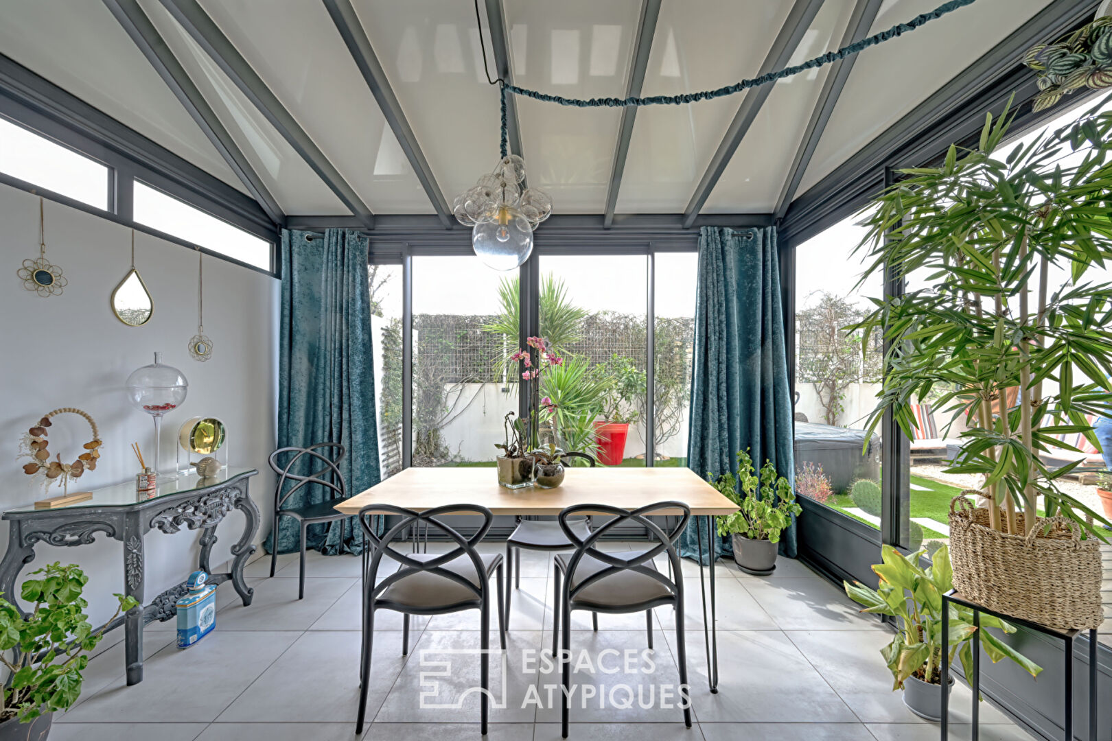 Maison contemporaine au calme, en plein coeur de village