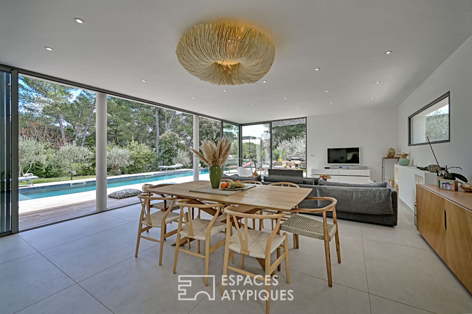 Bright contemporary villa with 15m pool