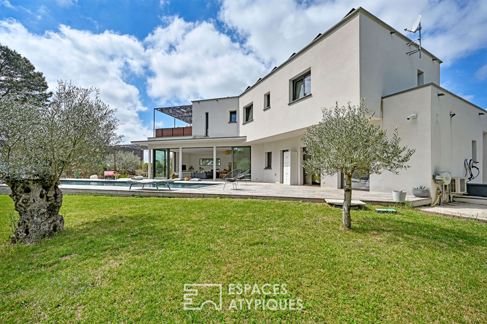 Bright contemporary villa with 15m pool