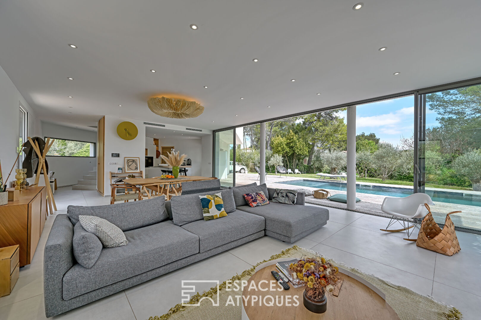 Bright contemporary villa with 15m pool