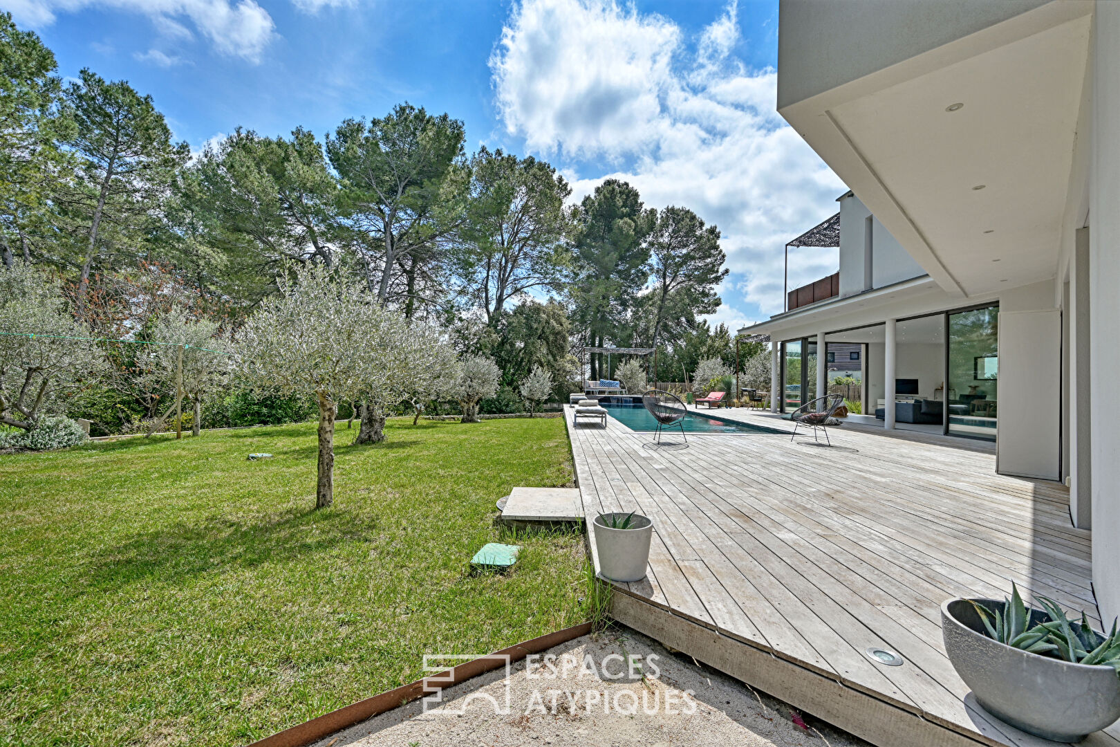 Bright contemporary villa with 15m pool