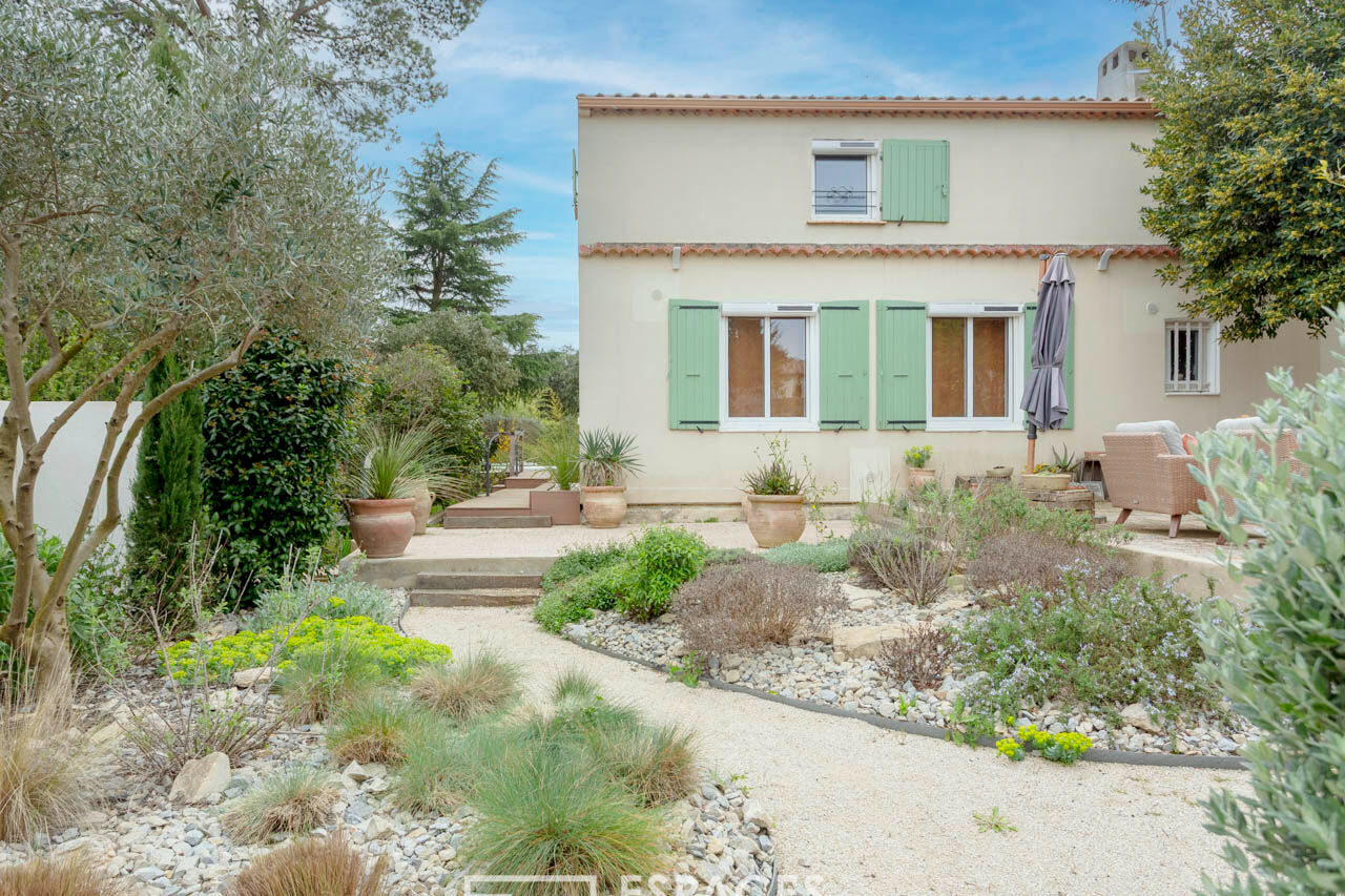 Cadre Idyllique pour cette villa située entre Uzès et Nîmes