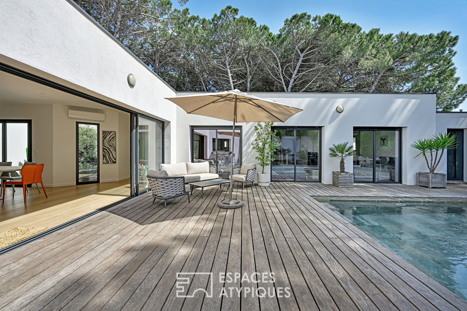 Lumineuse villa de plain-pied avec piscine et spa