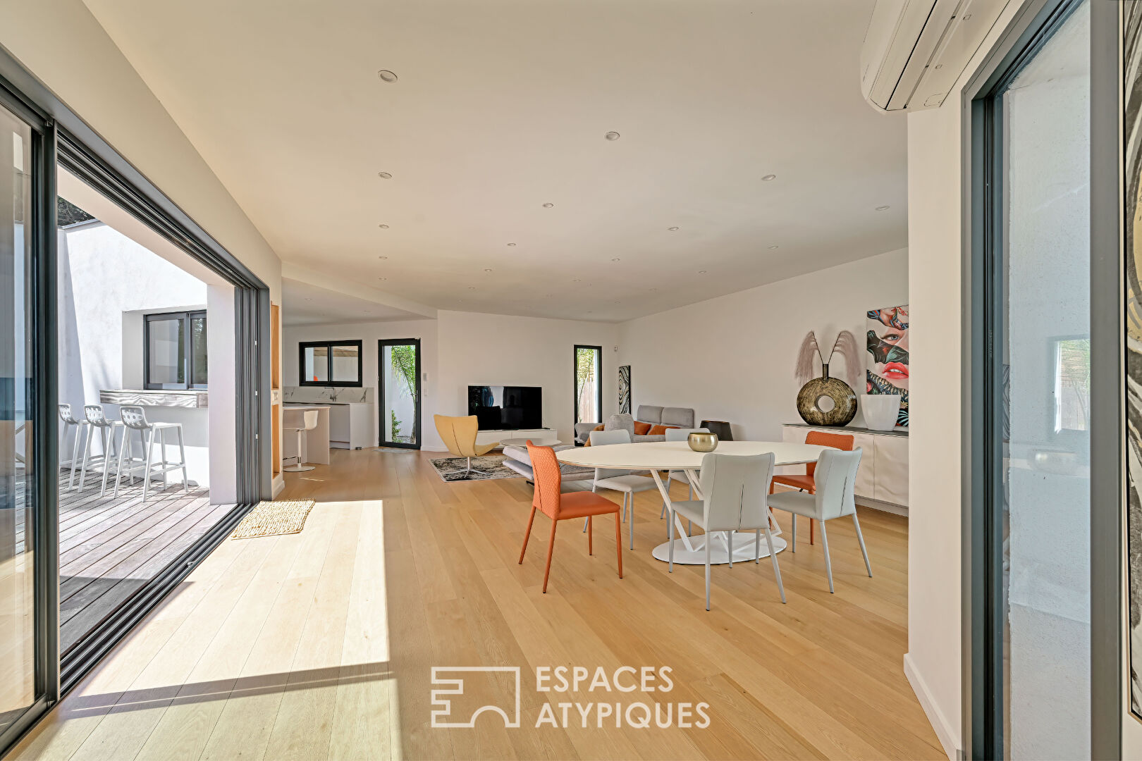 Lumineuse villa de plain-pied avec piscine et spa