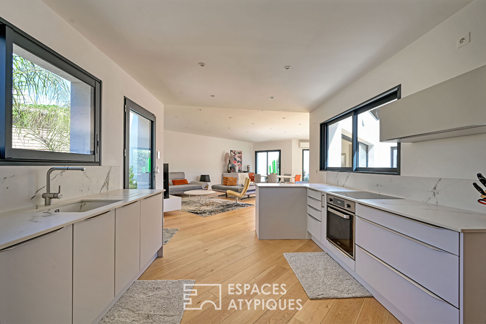 Lumineuse villa de plain-pied avec piscine et spa