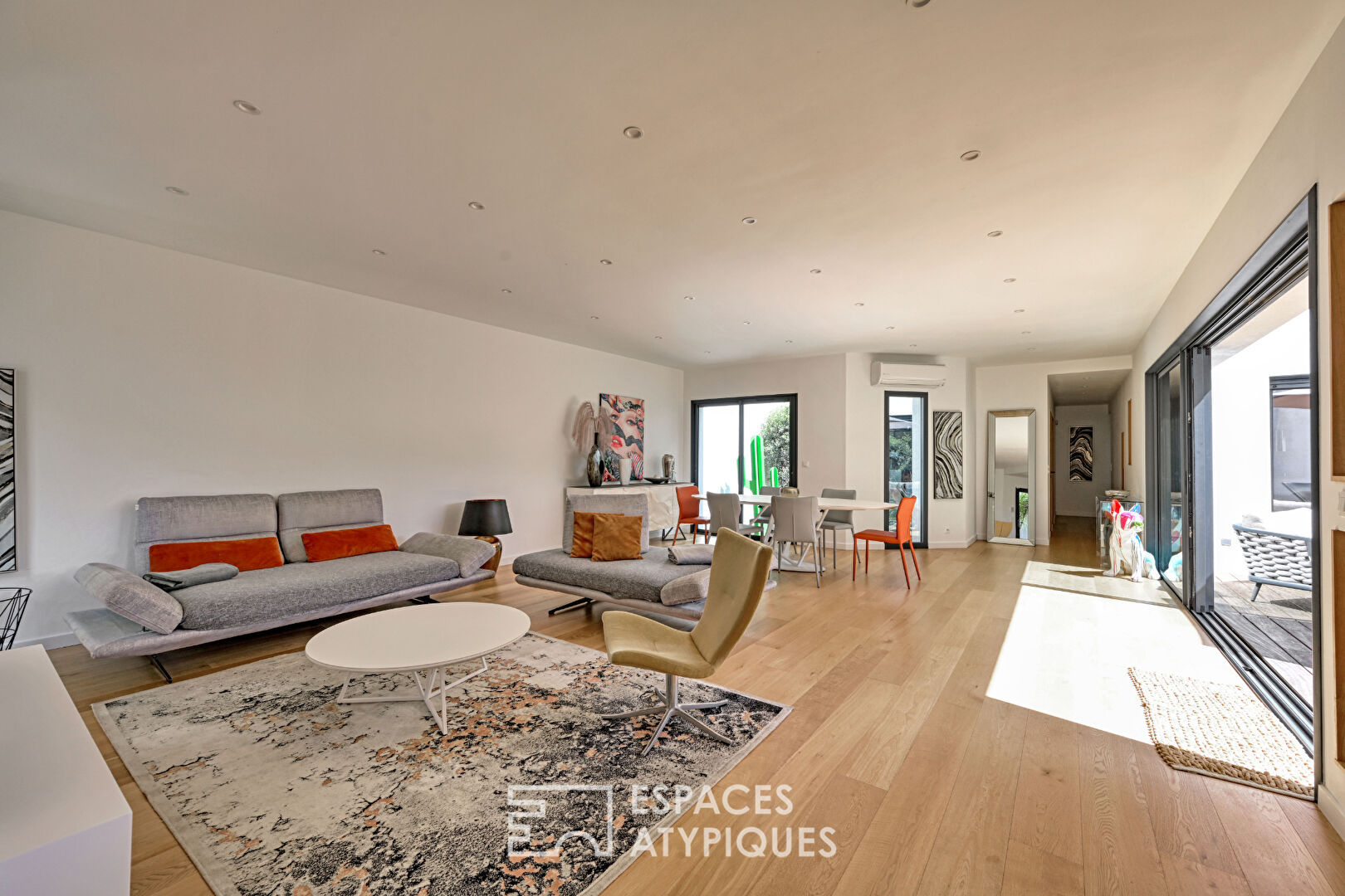 Lumineuse villa de plain-pied avec piscine et spa