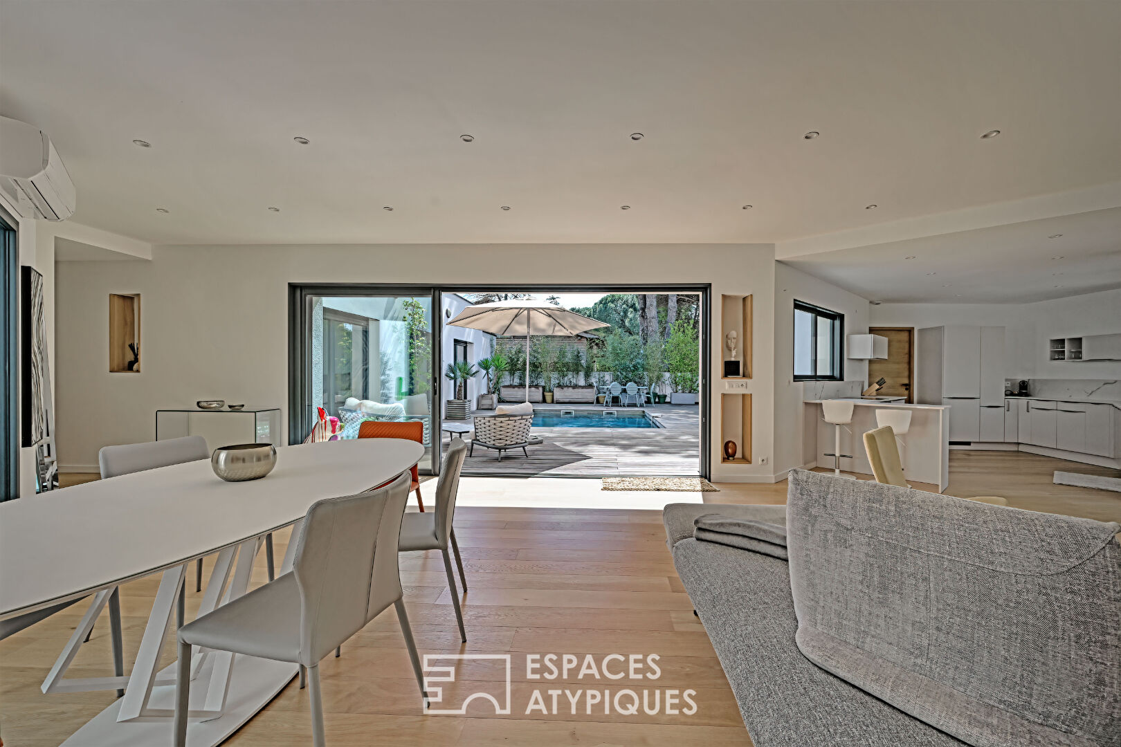 Lumineuse villa de plain-pied avec piscine et spa