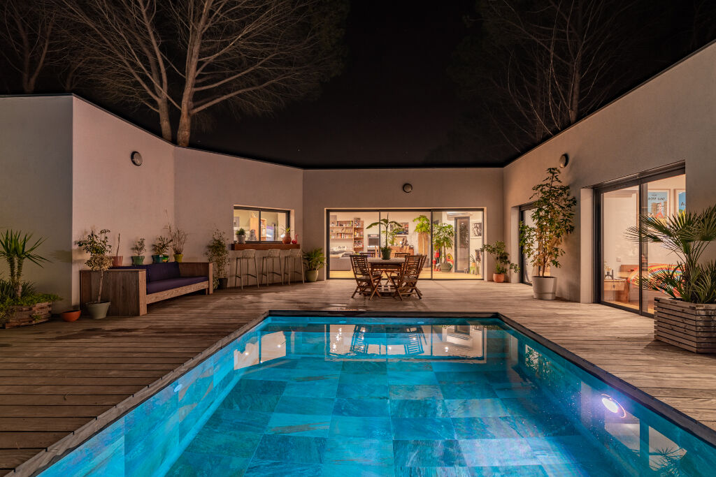 Lumineuse villa de plain-pied avec piscine et spa
