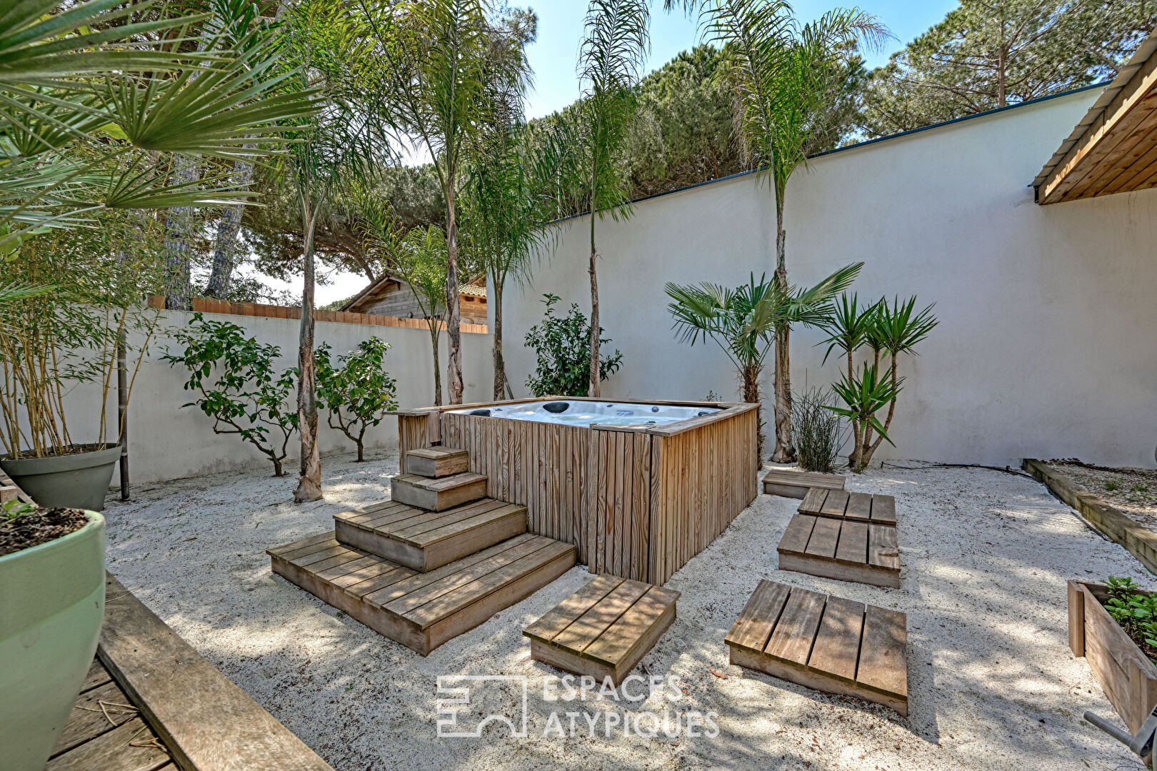 Lumineuse villa de plain-pied avec piscine et spa