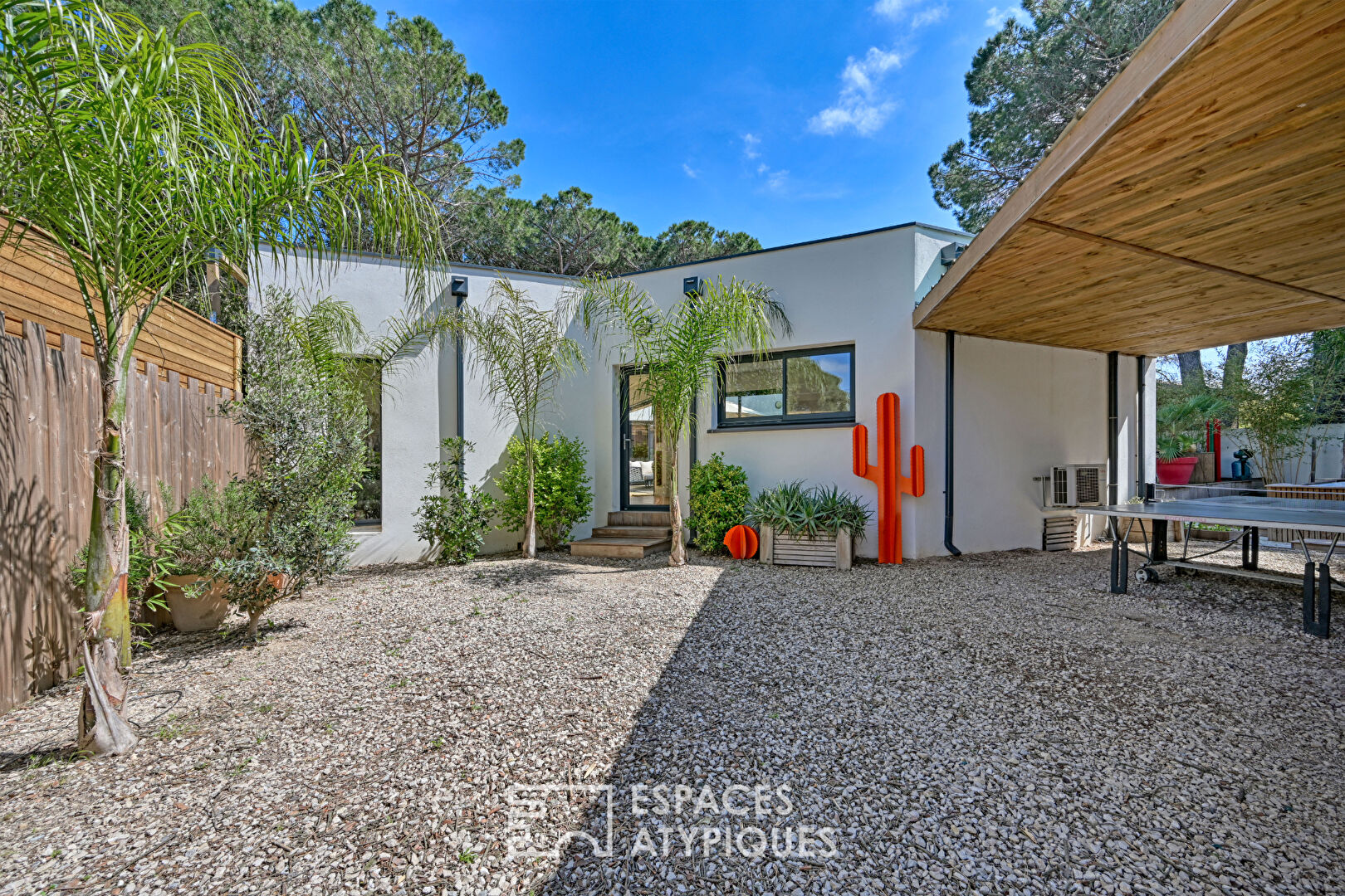 Lumineuse villa de plain-pied avec piscine et spa