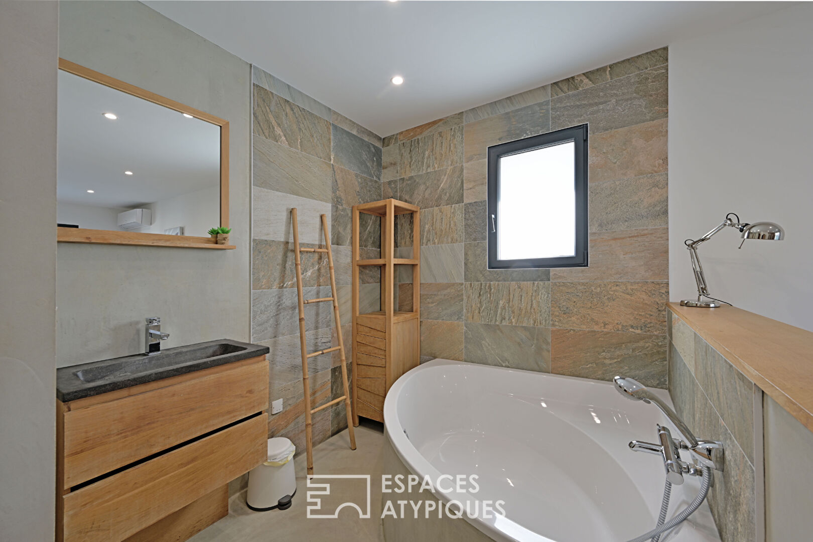 Lumineuse villa de plain-pied avec piscine et spa