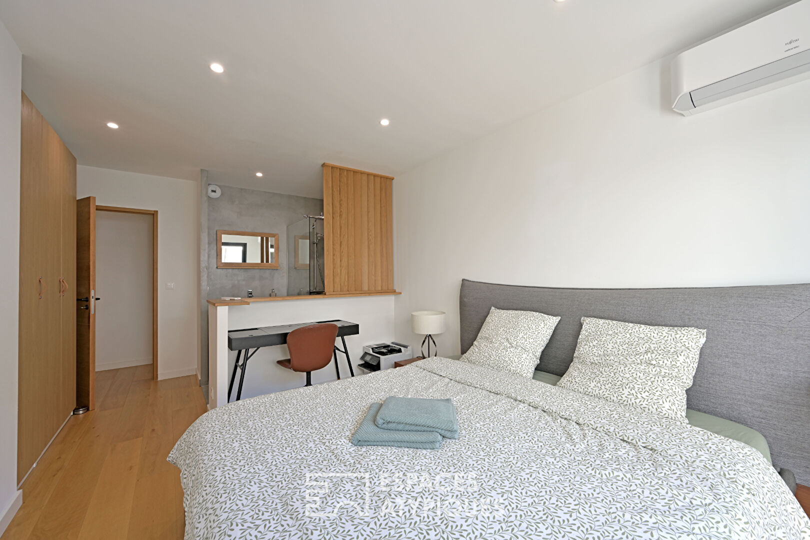 Lumineuse villa de plain-pied avec piscine et spa