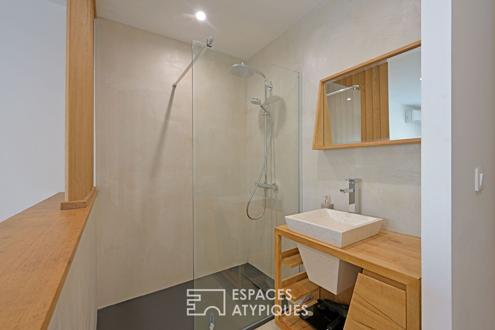 Lumineuse villa de plain-pied avec piscine et spa