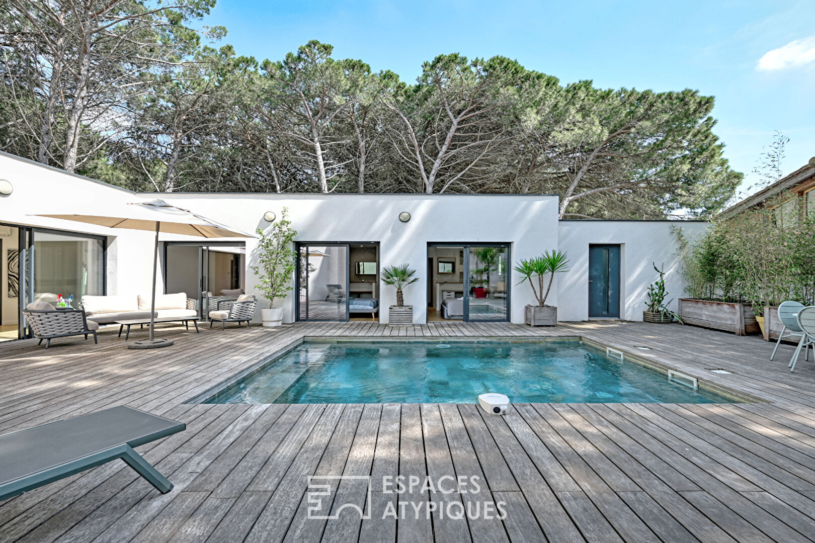 Lumineuse villa de plain-pied avec piscine et spa