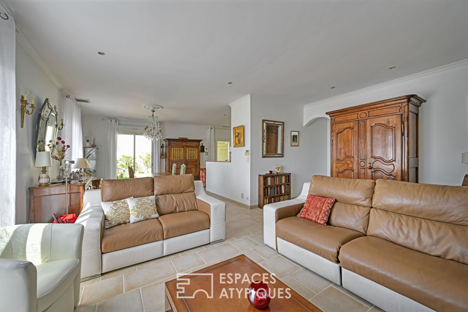Elegant 147 sqm apartment with terrace and garage, near Jean Jaurès