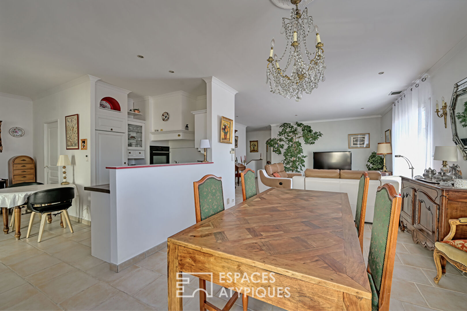 Elegant 147 sqm apartment with terrace and garage, near Jean Jaurès