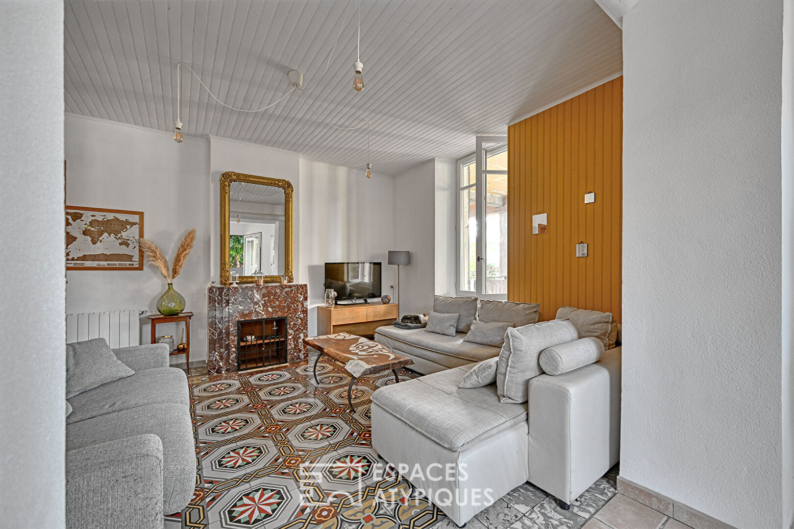 Superb apartment and its garden in town