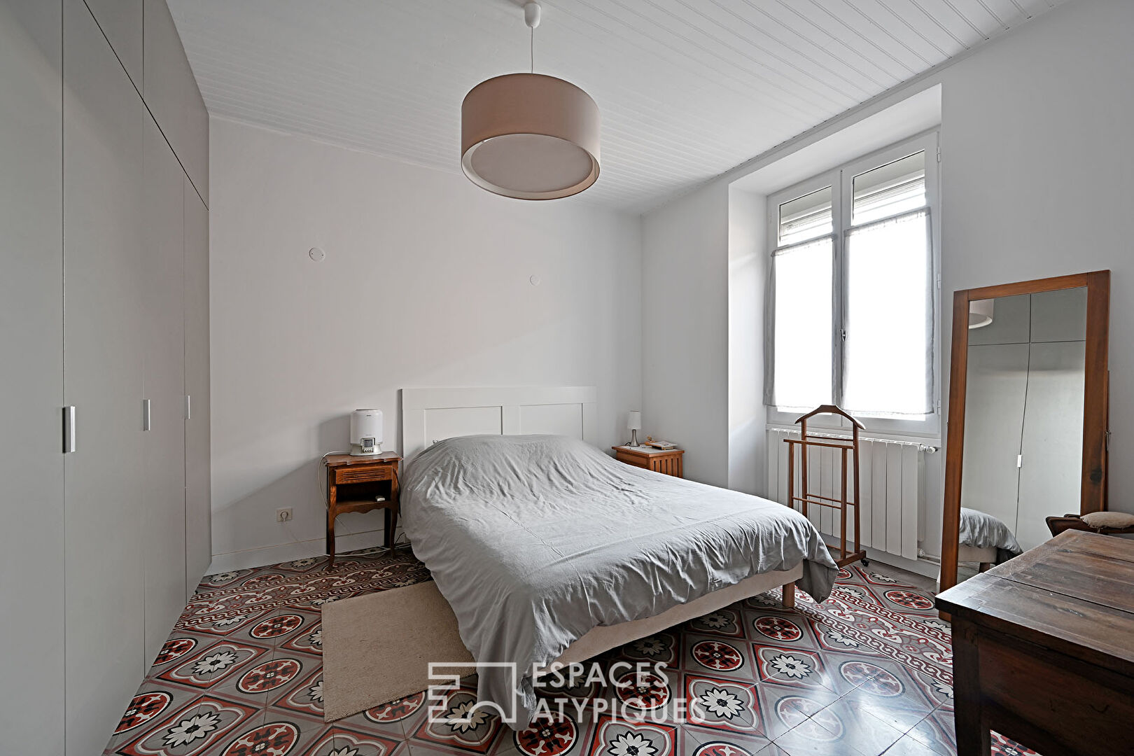 Superb apartment and its garden in town