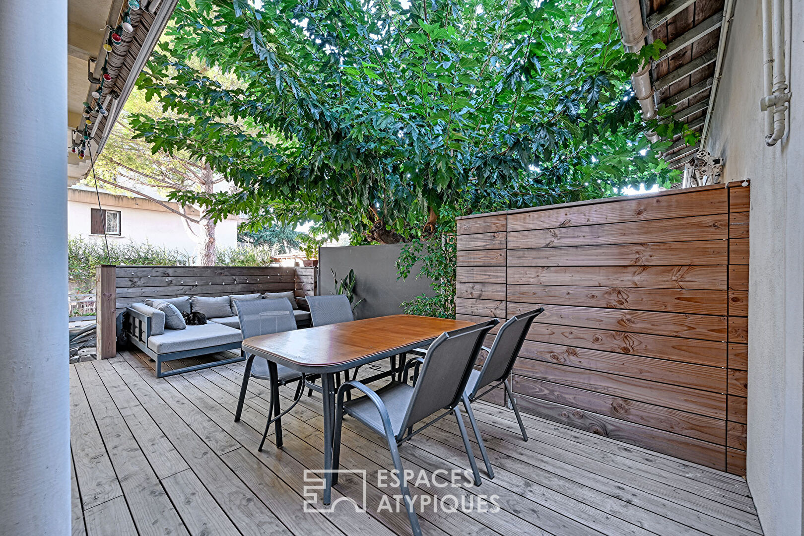 Superb apartment and its garden in town